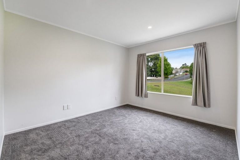 Photo of property in 2/2 Rook Place, Unsworth Heights, Auckland, 0632