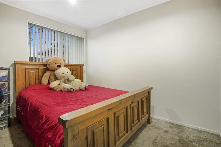 Photo of property in 2/17 Etherton Drive, Weymouth, Auckland, 2103