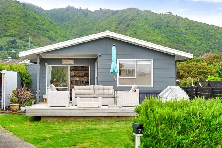 Photo of property in 7 Graham Grove, Waikanae, 5036