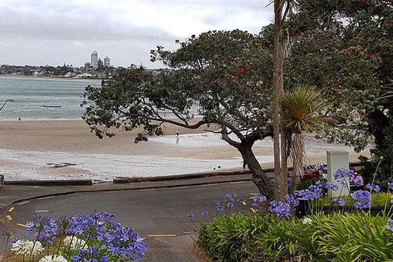 Photo of property in 2/18 The Esplanade, Castor Bay, Auckland, 0620