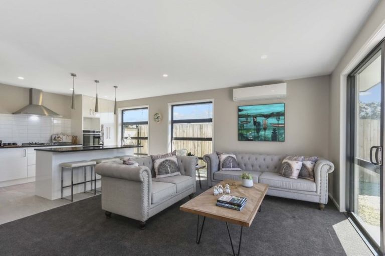 Photo of property in 16 Dumas Place, Rosehill, Papakura, 2113