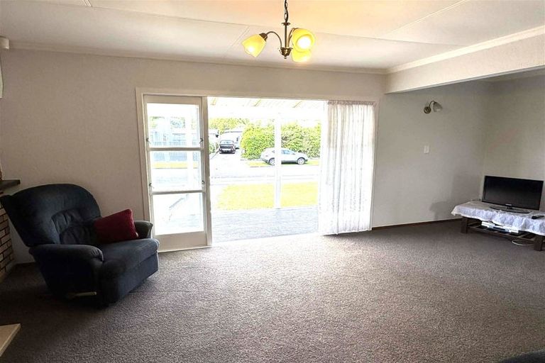 Photo of property in 4 Mokau Place, Terrace End, Palmerston North, 4410