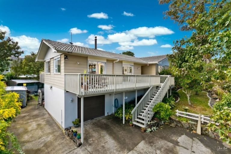 Photo of property in 33 Longreach Drive, Sunnyvale, Auckland, 0612
