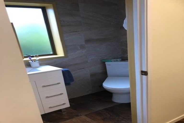 Photo of property in 2/215 Eskdale Road, Birkenhead, Auckland, 0626