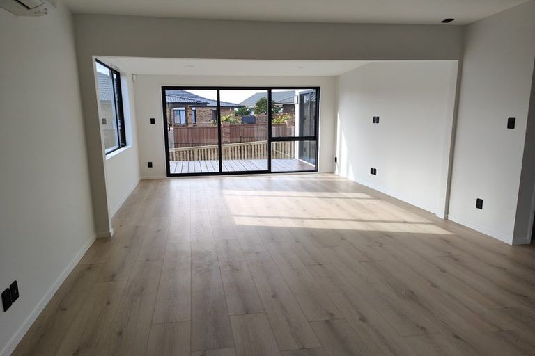 Photo of property in 2a Embling Place, Eastern Beach, Auckland, 2012