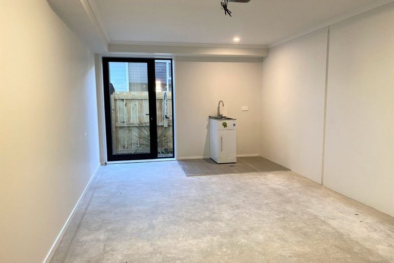 Photo of property in 4/5 Peachgrove Road, Te Atatu Peninsula, Auckland, 0610