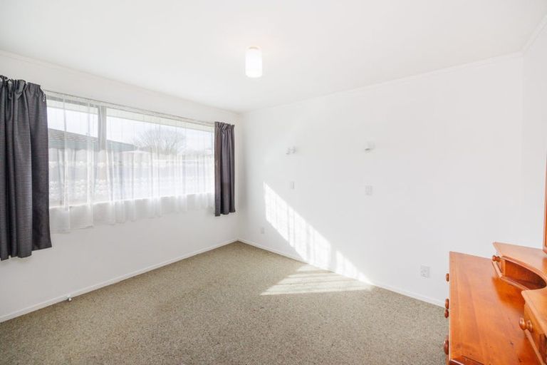 Photo of property in 2b Droylsden Place, Palmerston North, 4410
