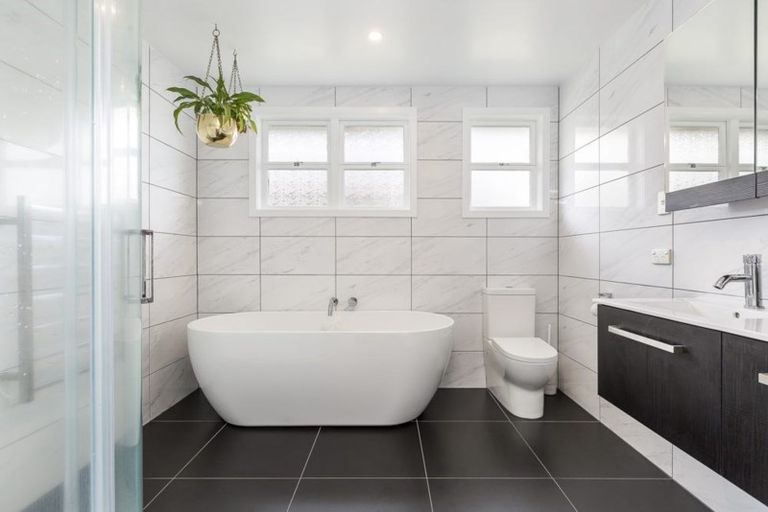 Photo of property in 32 Links Road, New Lynn, Auckland, 0600