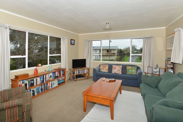 Photo of property in 1 Curlew Place, One Tree Point, 0118