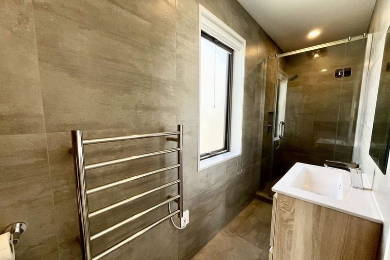 Photo of property in 1/98 Lincoln Park Avenue, Massey, Auckland, 0614