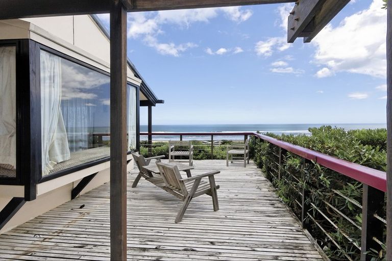 Photo of property in 101 Marine Parade North, Piha, New Lynn, 0772