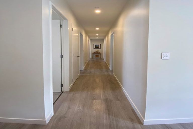 Photo of property in 14 Vinistra Road, Kumeu, 0810