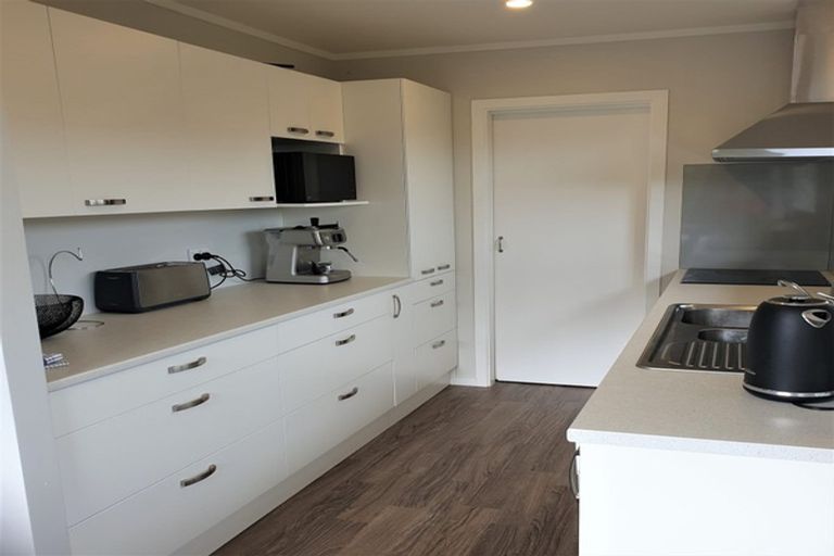 Photo of property in 32b Edgewater Parade, Waiuku, 2123