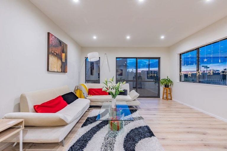 Photo of property in 1 Vinistra Road, Kumeu, 0810