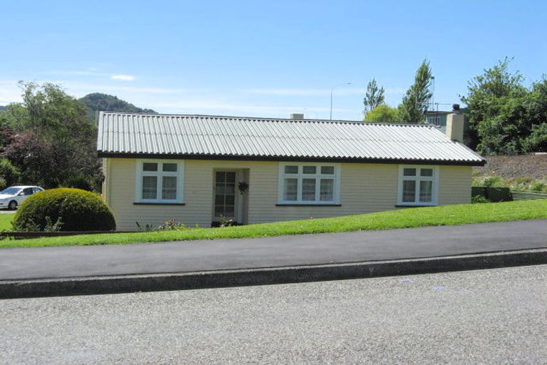 Photo of property in 53 Broadway, Picton, 7220