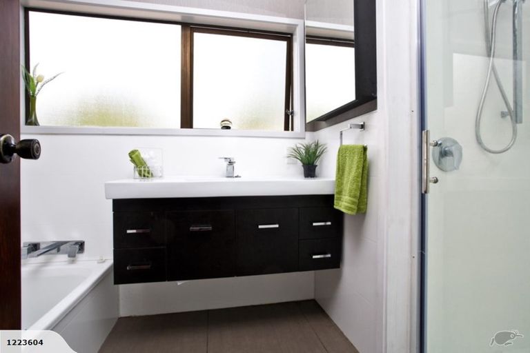 Photo of property in 5 Tadley Court, Goodwood Heights, Auckland, 2105