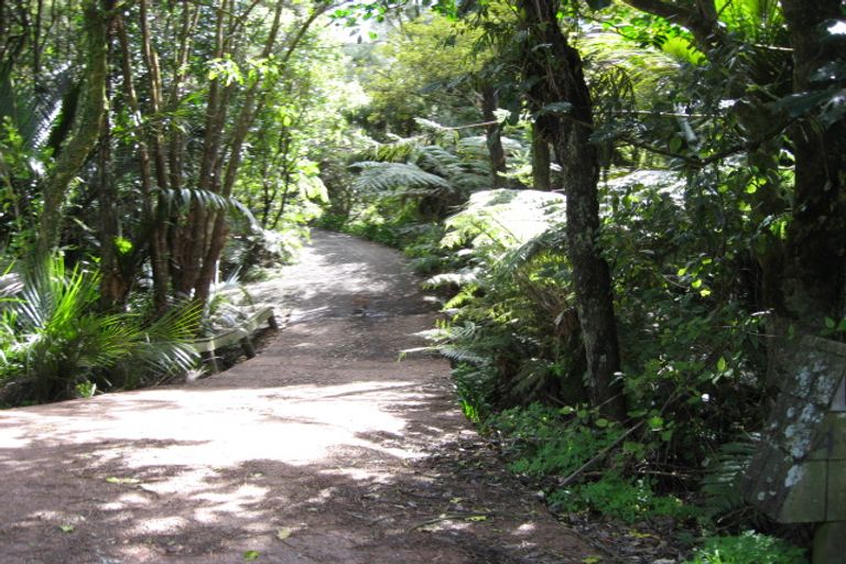 Photo of property in 453 Scenic Drive, Waiatarua, Auckland, 0612