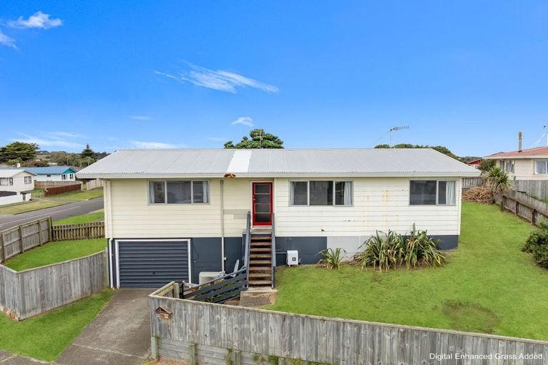 Photo of property in 10 Tainui Street, Castlecliff, Whanganui, 4501