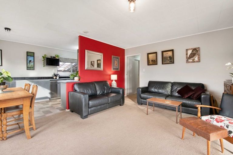 Photo of property in 6 Parakai Avenue, Parakai, 0830