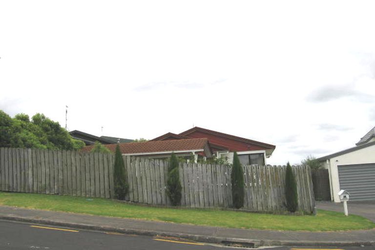 Photo of property in 1/6 Mercury Lane, Windsor Park, Auckland, 0632