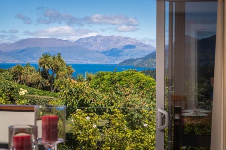 Photo of property in 14 Milward Place, Kelvin Heights, Queenstown, 9300