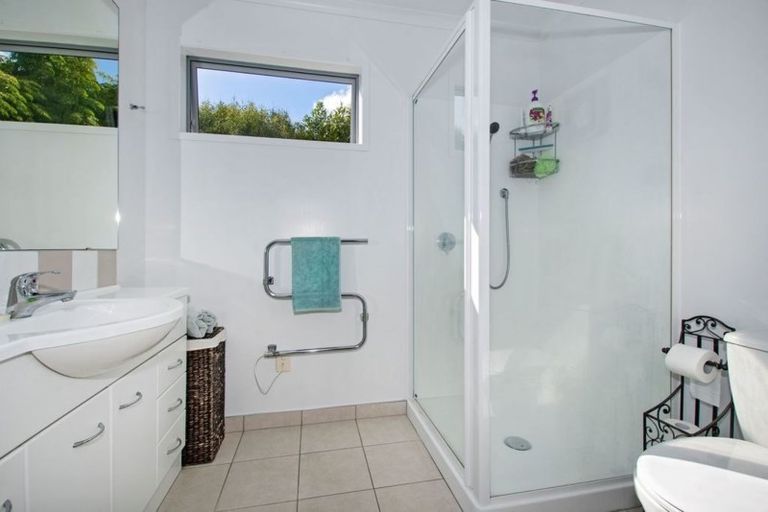 Photo of property in 4 Resolution Place, One Tree Point, 0118