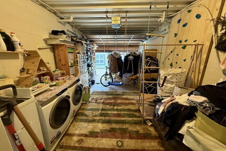 Photo of property in 93a Kelburn Parade, Kelburn, Wellington, 6012