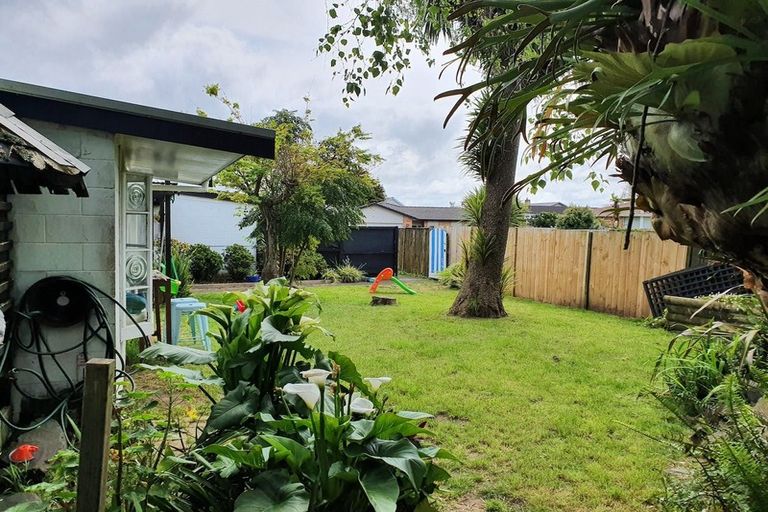 Photo of property in 3/9 Poinsettia Place, Henderson, Auckland, 0610