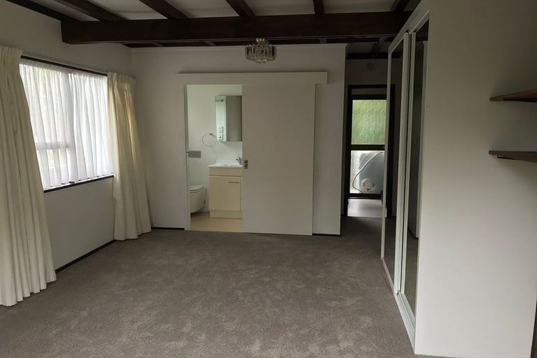 Photo of property in 2/5 Kegworth Place, Browns Bay, Auckland, 0630