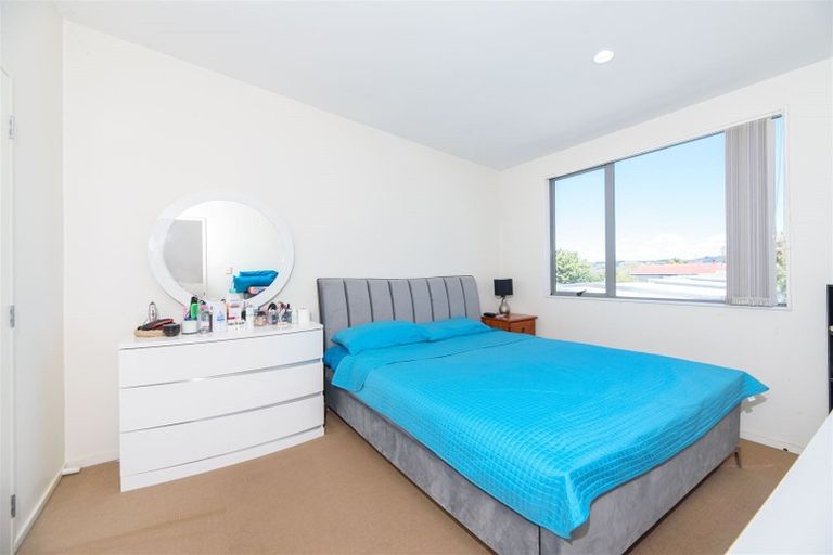 Photo of property in 9/3 Hulme Place, Henderson, Auckland, 0612