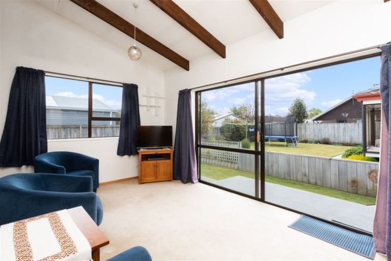 Photo of property in 2/92c Englefield Road, Northwood, Christchurch, 8051