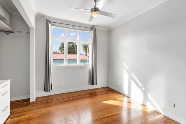 Photo of property in 18 Woodglen Road, Glen Eden, Auckland, 0602