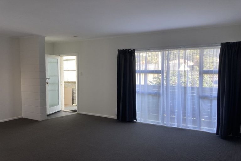 Photo of property in 2/105 Apu Crescent, Lyall Bay, Wellington, 6022