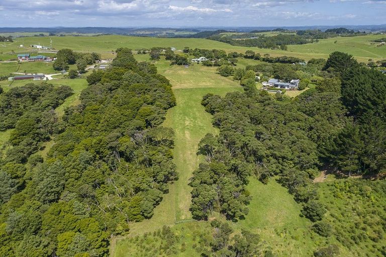 Photo of property in 379 Kiwitahi Road, Helensville, 0875