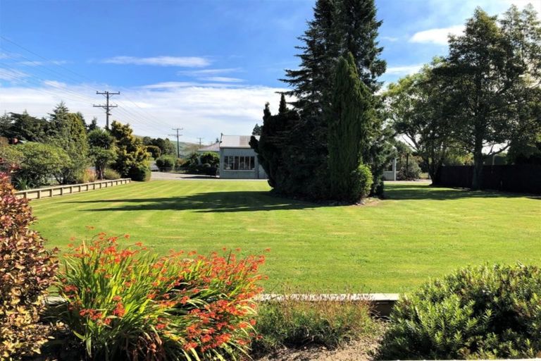 Photo of property in 30 Main Road, Clinton, 9534