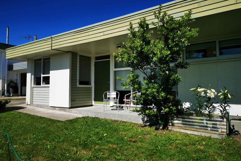 Photo of property in 17 Duchess Place, Maupuia, Wellington, 6022