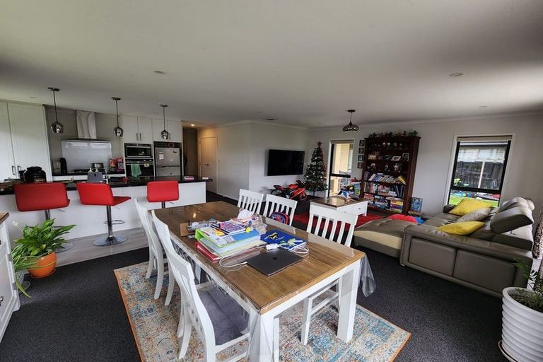 Photo of property in 10 Passchendaele Grove, Trentham, Upper Hutt, 5018