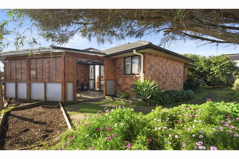 Photo of property in 8 Logan Place, Waiuku, 2123