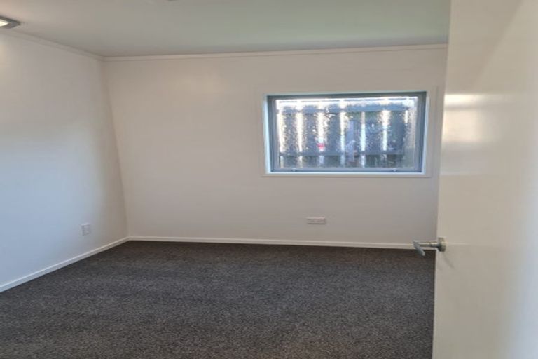 Photo of property in 5 Foyle Place, Glendene, Auckland, 0602