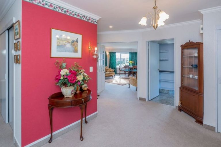 Photo of property in 6 Cranbrook Grove, Waikanae, 5036