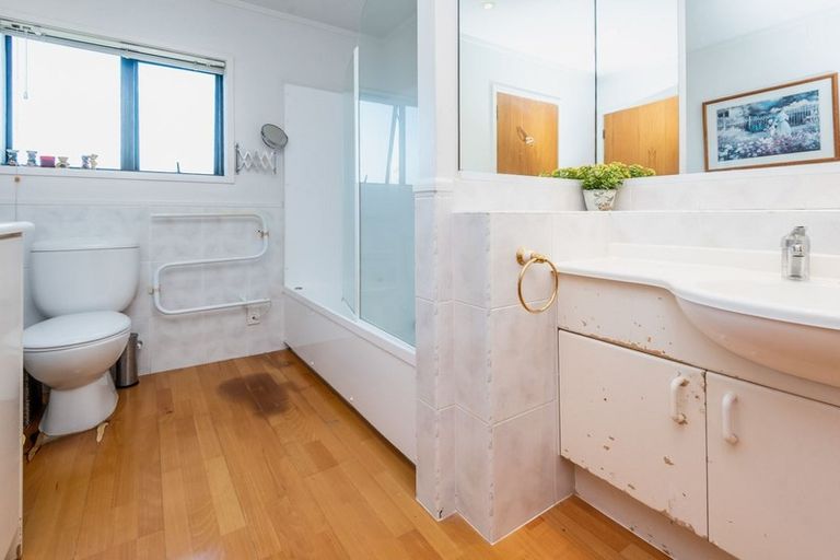 Photo of property in 2/5 Perendale Close, Somerville, Auckland, 2014