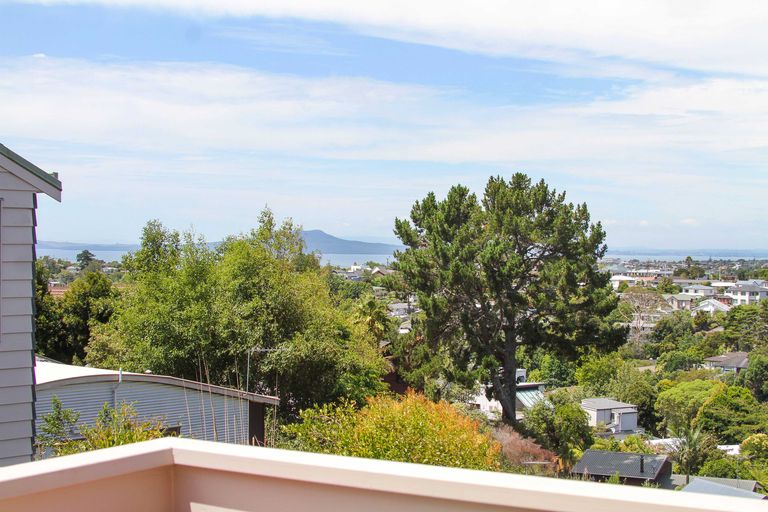 Photo of property in 1/272 Glamorgan Drive, Northcross, Auckland, 0630