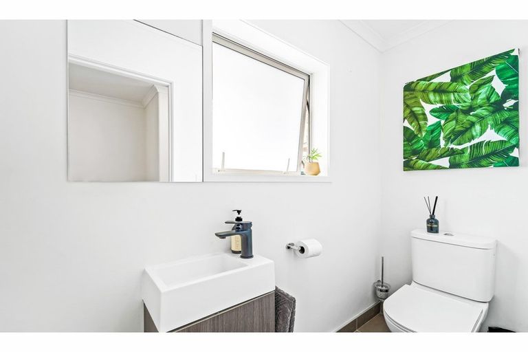 Photo of property in 2 Sunrise Lane, Te Atatu South, Auckland, 0610