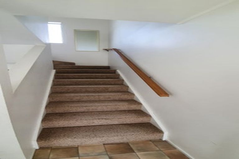 Photo of property in 2/22 Lambrown Drive, Totara Vale, Auckland, 0629