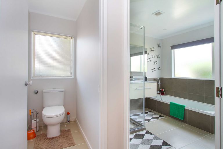 Photo of property in 1/272 Glamorgan Drive, Northcross, Auckland, 0630
