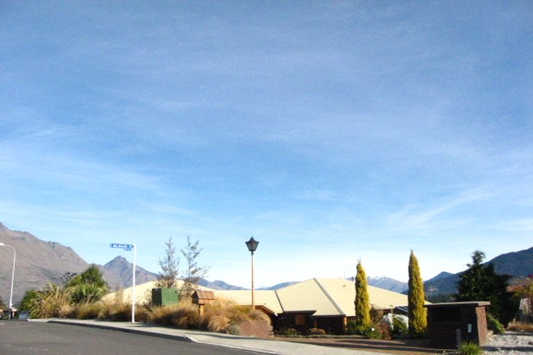 Photo of property in 9 Balmoral Drive, Kelvin Heights, Queenstown, 9300