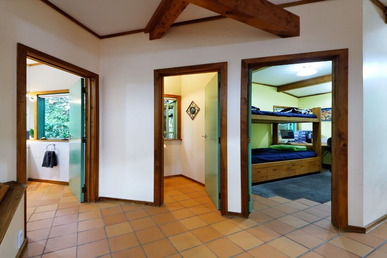 Photo of property in 6 Cochran Road, Oratia, Auckland, 0604