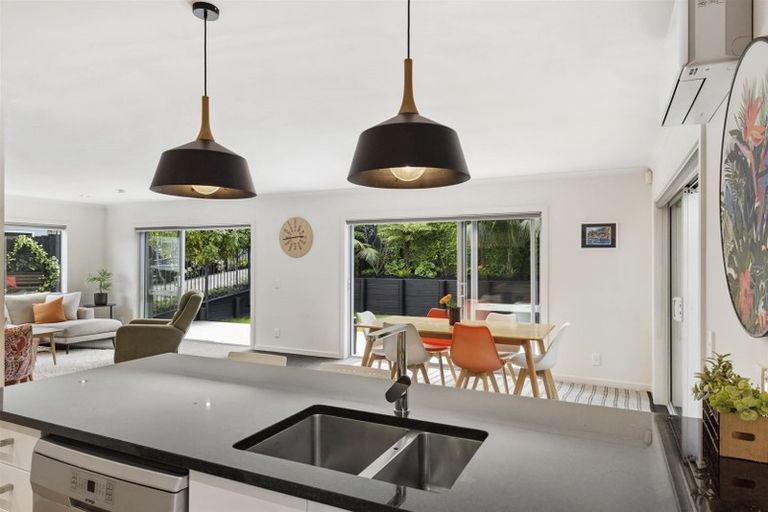 Photo of property in 7a Varlene Terrace, Forrest Hill, Auckland, 0620