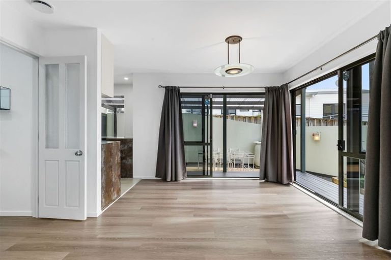 Photo of property in 1/11 Bronzewing Terrace, Unsworth Heights, Auckland, 0632