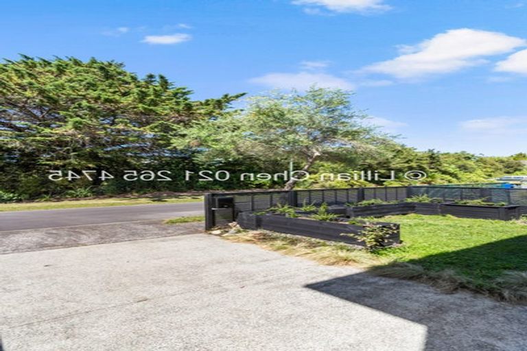 Photo of property in 27 Verdale Circle, Glen Eden, Auckland, 0602